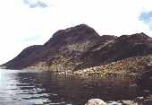 Jezero Bessvatnet a vrchol, ze kterého jsme sestupovali