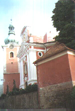 Červený Kostelec - kostel sv. Jakuba, v popředí stará kostnice